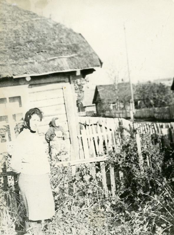KKE 2411.jpg - Fot. Przed domem. Maria Kołakowska (z domu Bujko) – mama Janusza Kołakowskiego z mamą Adelą Bujko w domu rodzinnym, Komaje, 1966 r.